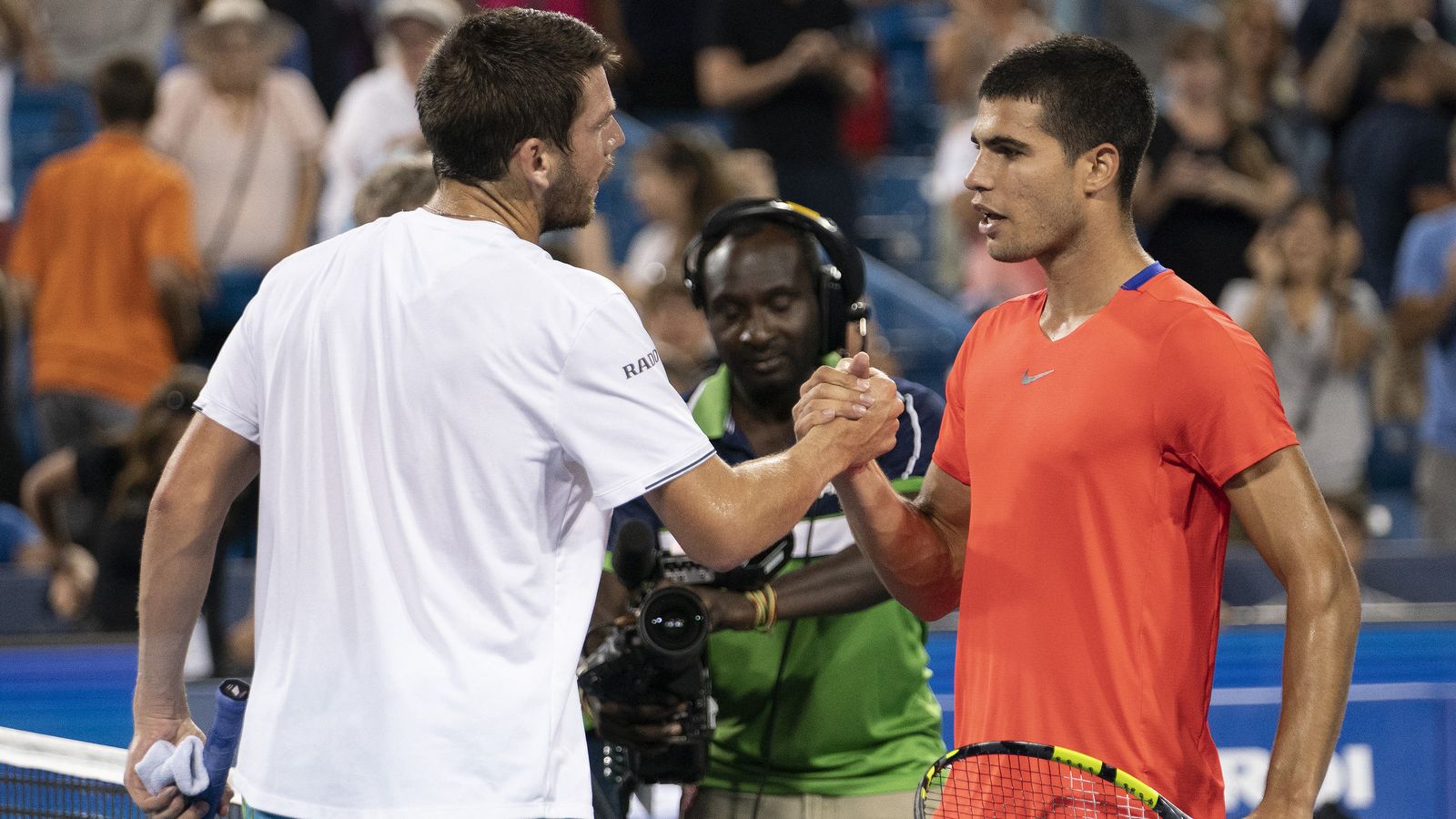 Alcaraz felicita Norrie després del partit de quart de final a Cincinnati