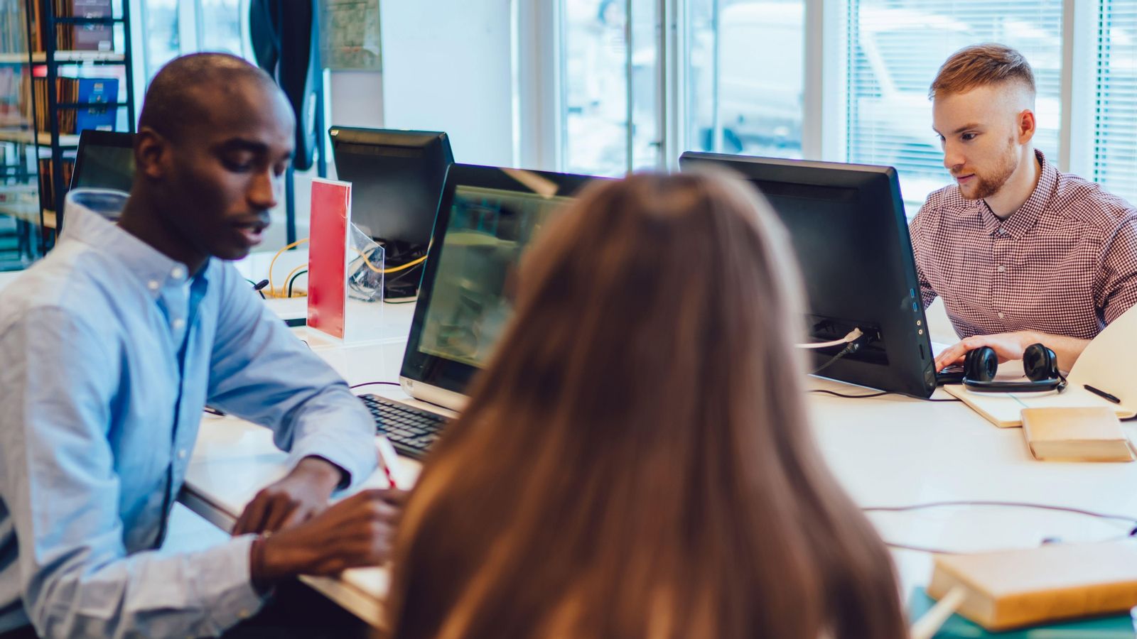 Imatge d'arxiu d'un grup de becaris en una empresa