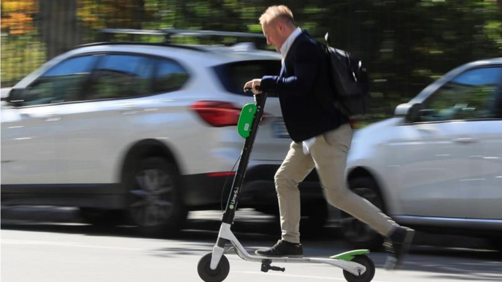Un home es desplaça amb un patinet elèctric, en una imatge d'arxiu / À Punt NTC