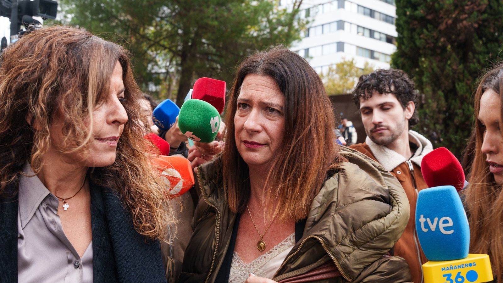 En portada imatge d'arxiu de Leire Díez arribant als jutjats per a declarar