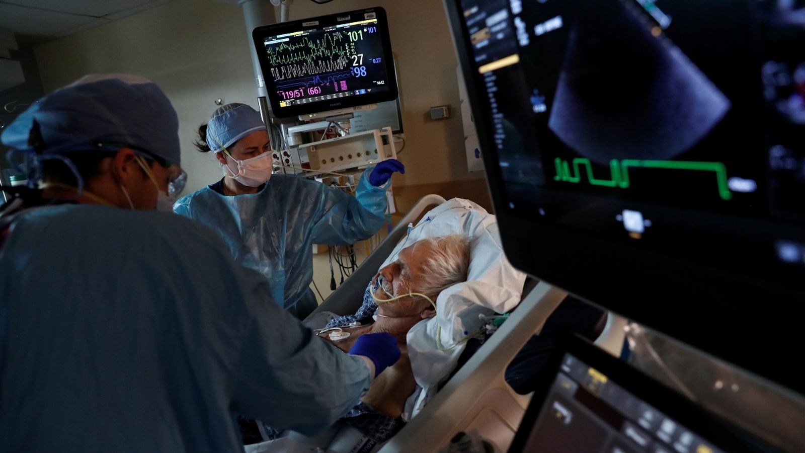 Dues metgesses atenen a un pacient de Covid-19 a la Unitat de Cures Intensives d'un hospital de Florida