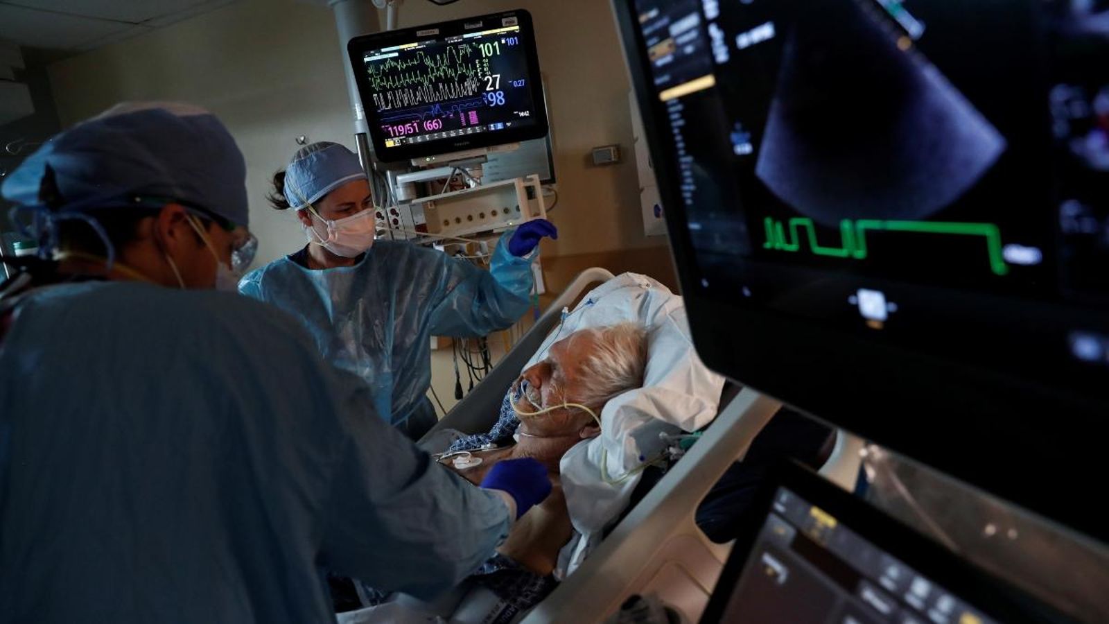 Dues metgesses atenen a un pacient de Covid-19 a la Unitat de Cures Intensives d'un hospital de Florida