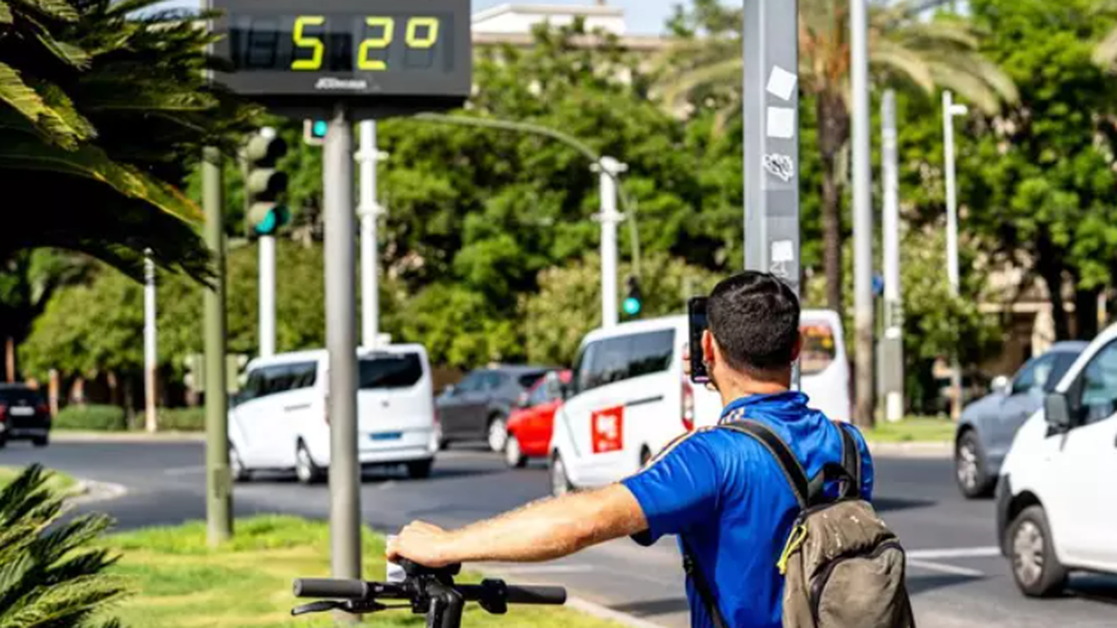 Turistes es fan una fotos en un termòmetre que marca 52 graus, en plena onada de calor el passat agost a Sevilla