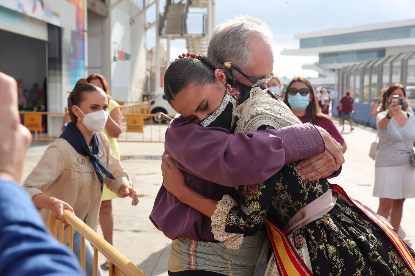 Abraçada entre la fallera major i el president de la falla Almirall Cadarso-Comte d'Altea