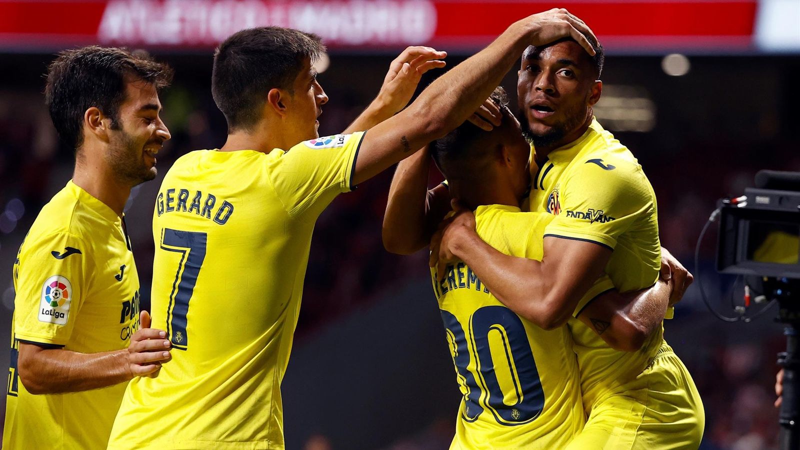 Trigueros, Gerard i Yéremi celebren el gol amb Danjuma