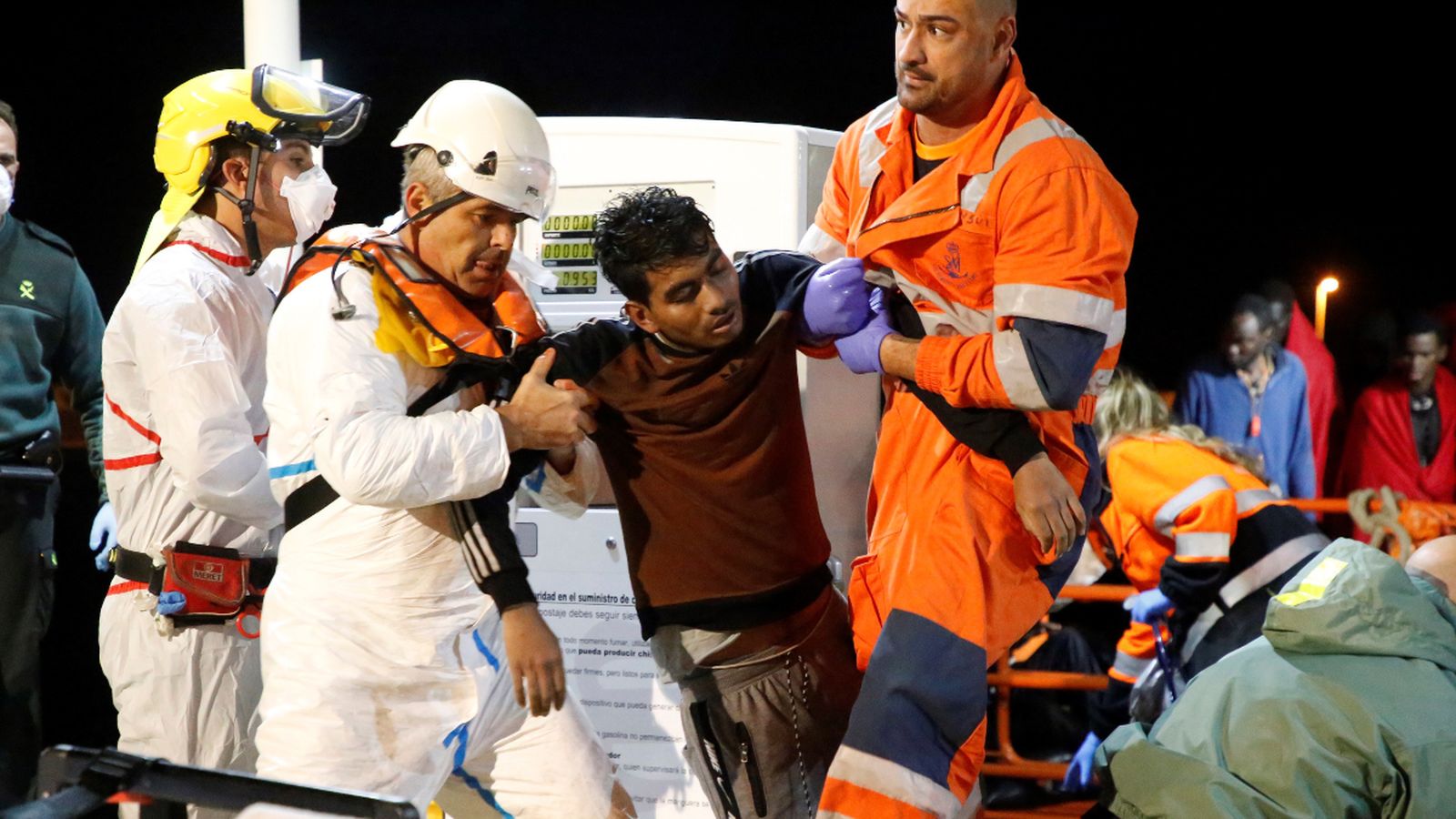Un dels rescatats és ajudat per membres de Salvament Marítim al port de Melilla