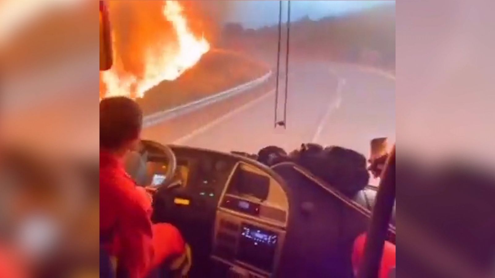 L'UME travessa les flames de l'incendi de Begís