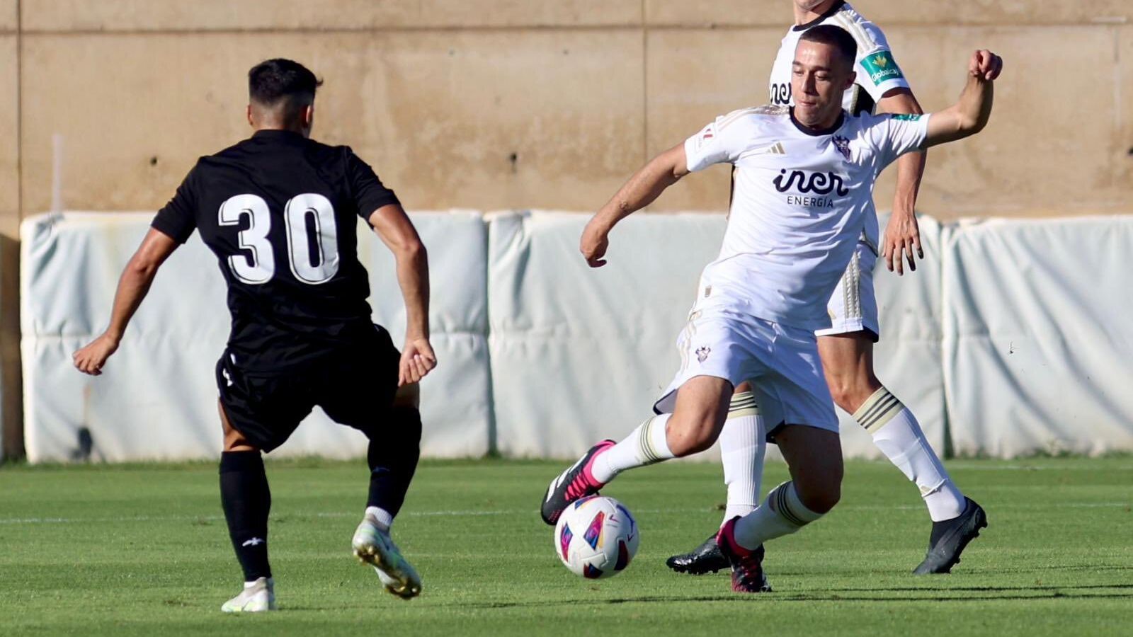 Un jugador del Castelló, en una acció del partit