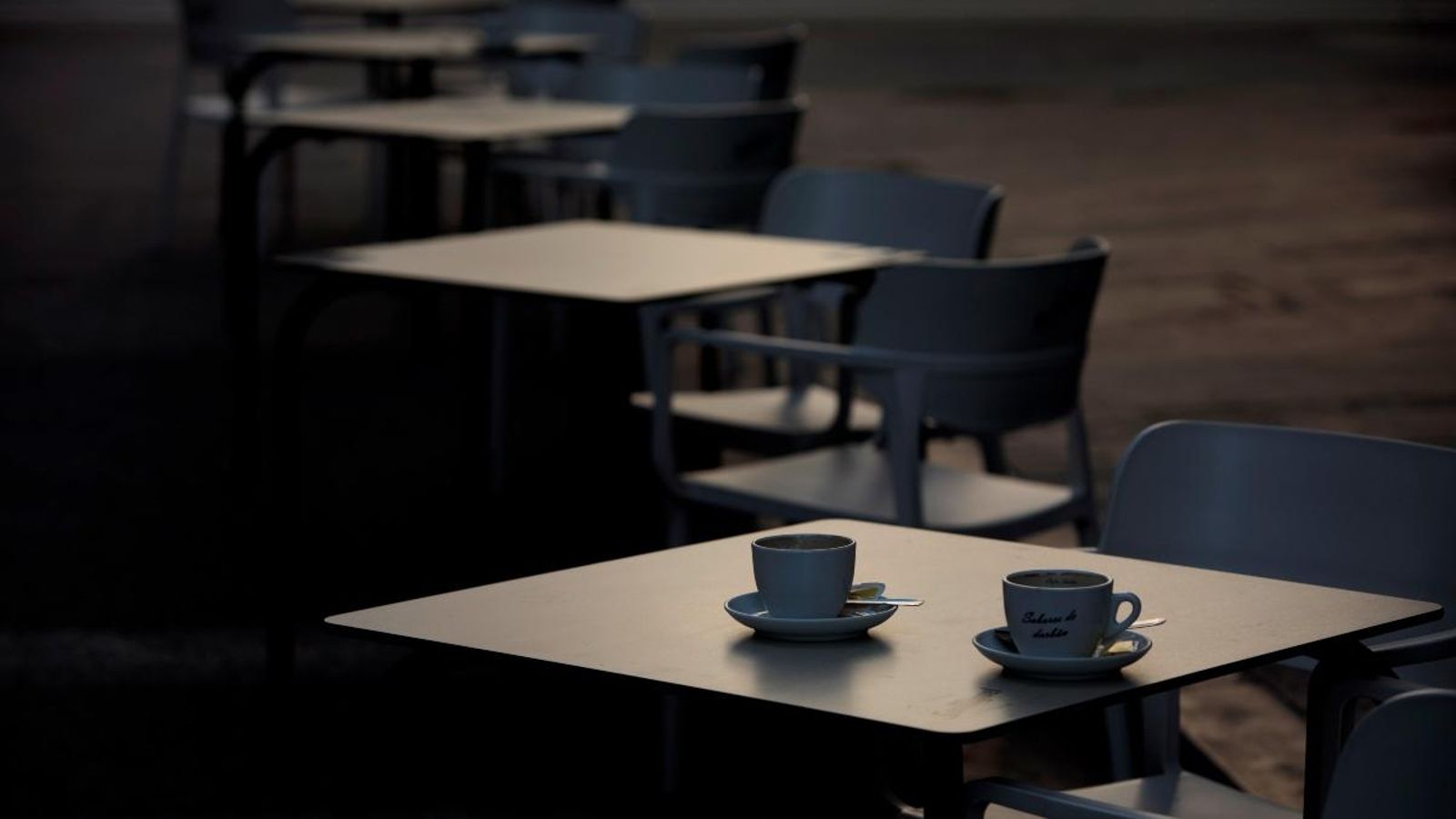 Una terrassa de València amb únicament dues tasses que han deixat uns clients en acabar-se la consumició