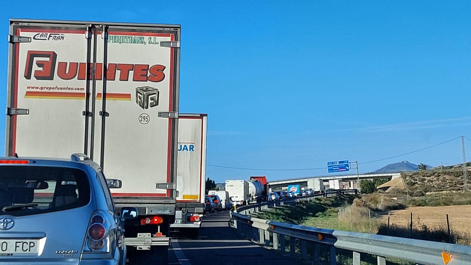 Cua de vehicles que aquest dimarts estava retinguda a l'A-7, al Baix Vinalopó, pel camió accidentat a Elx