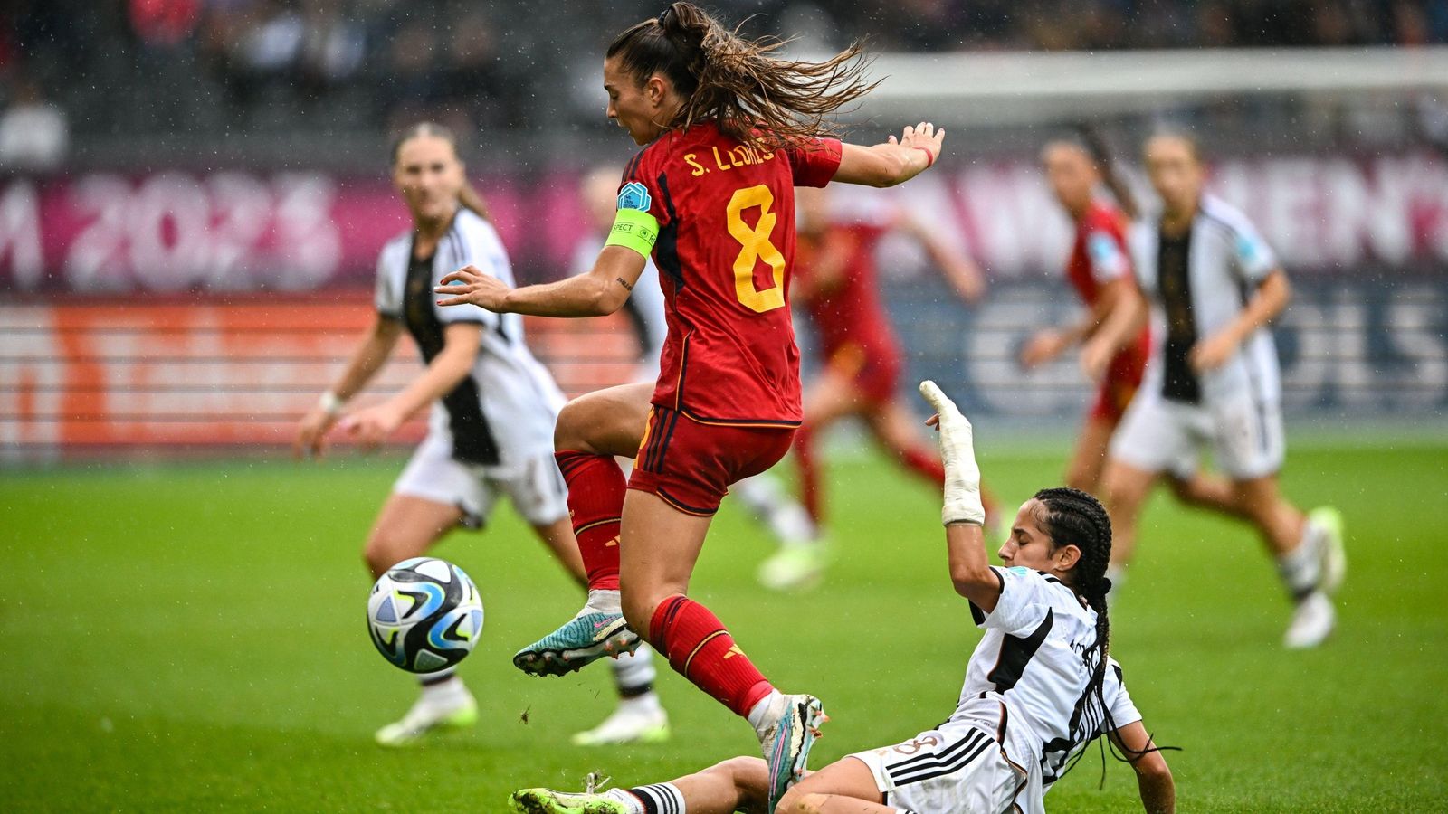 Silvia Lloris, en una acció del partit Silvia Lloris, en una acció del partit