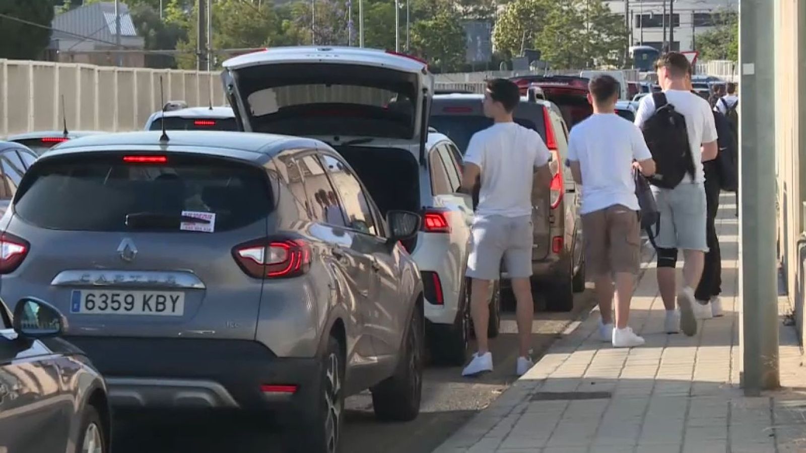 Diversos alumnes baixen del cotxe al voltant del campus de Burjassot de la Universitat de València