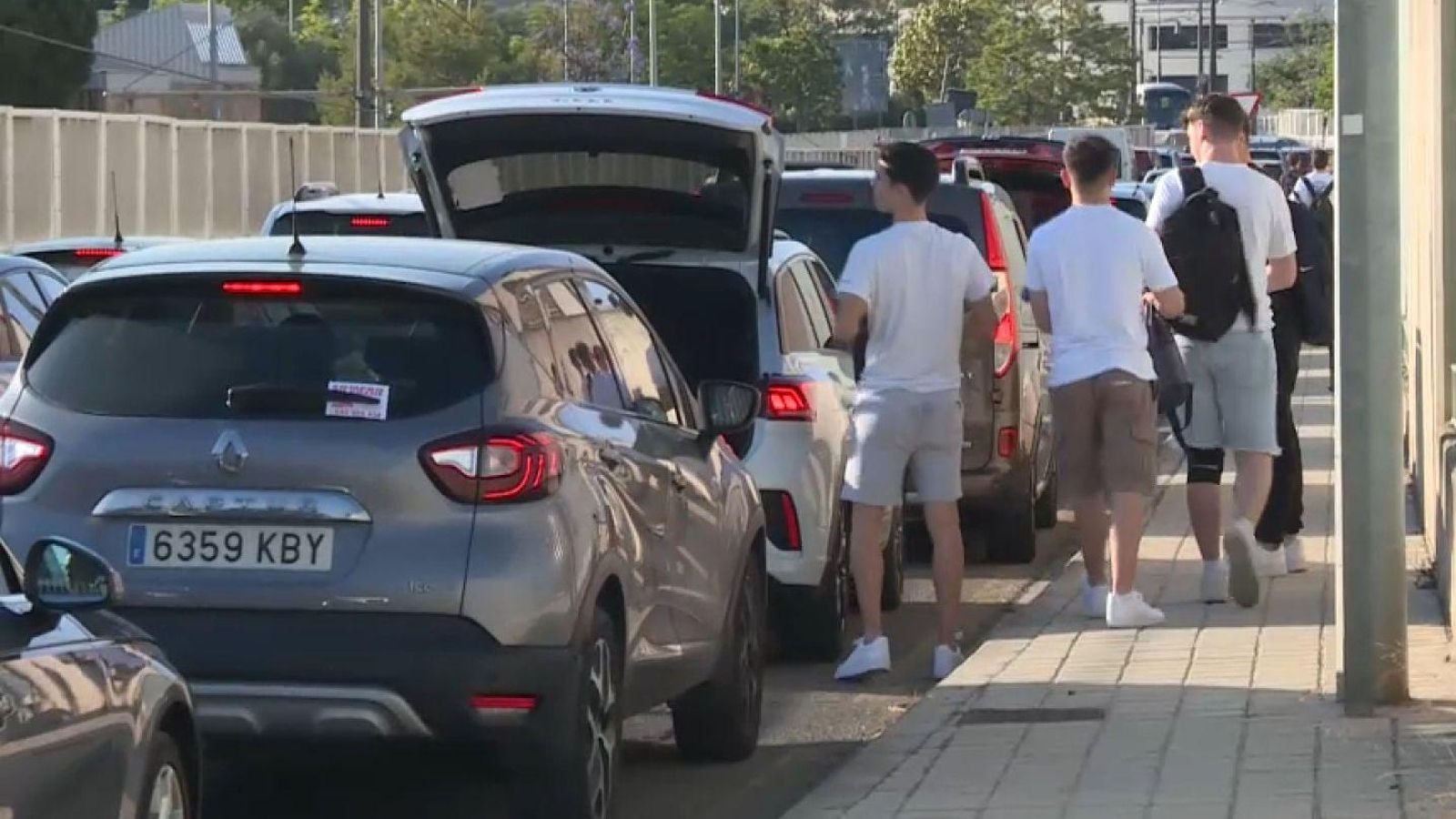 Diversos alumnes baixen del cotxe al voltant del campus de Burjassot de la Universitat de València Diversos alumnes baixen del cotxe al voltant del campus de Burjassot de la Universitat de València