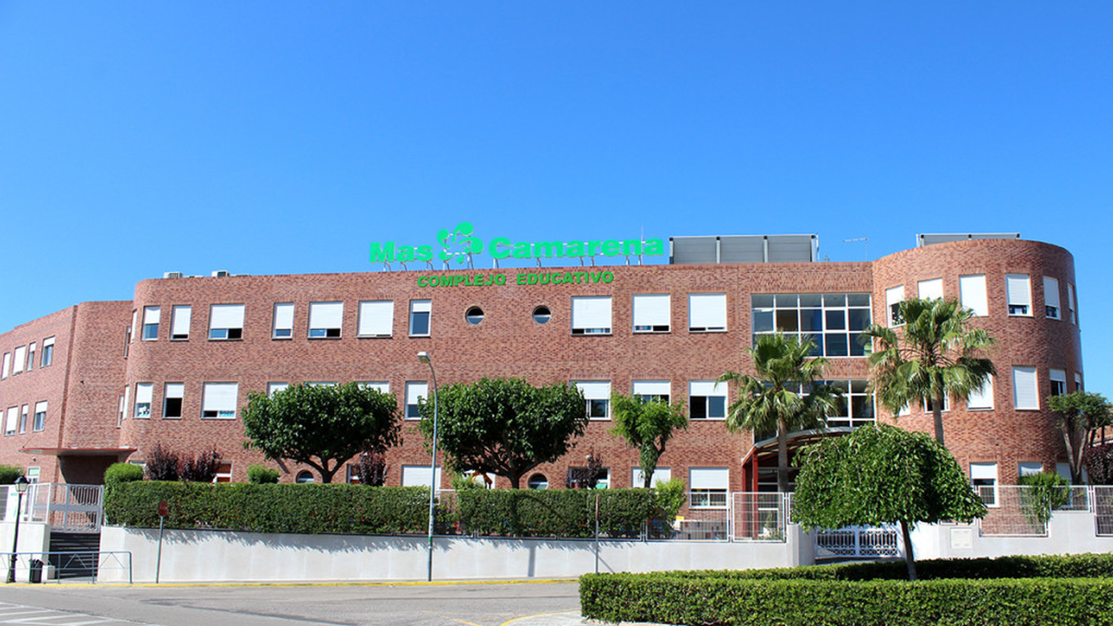 Exterior del complexe educatiu Mas Camarena