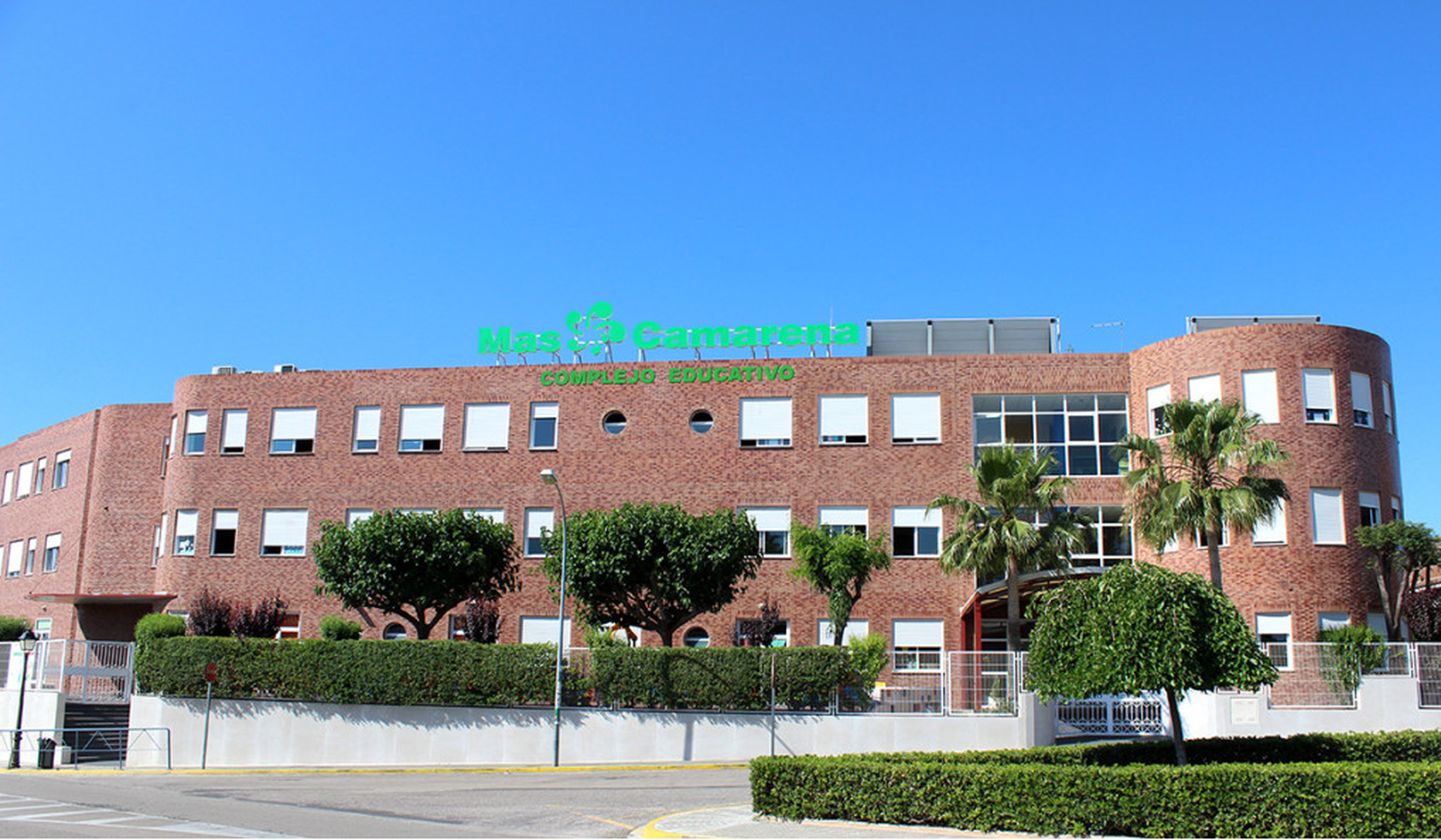 Exterior del complexe educatiu Mas Camarena