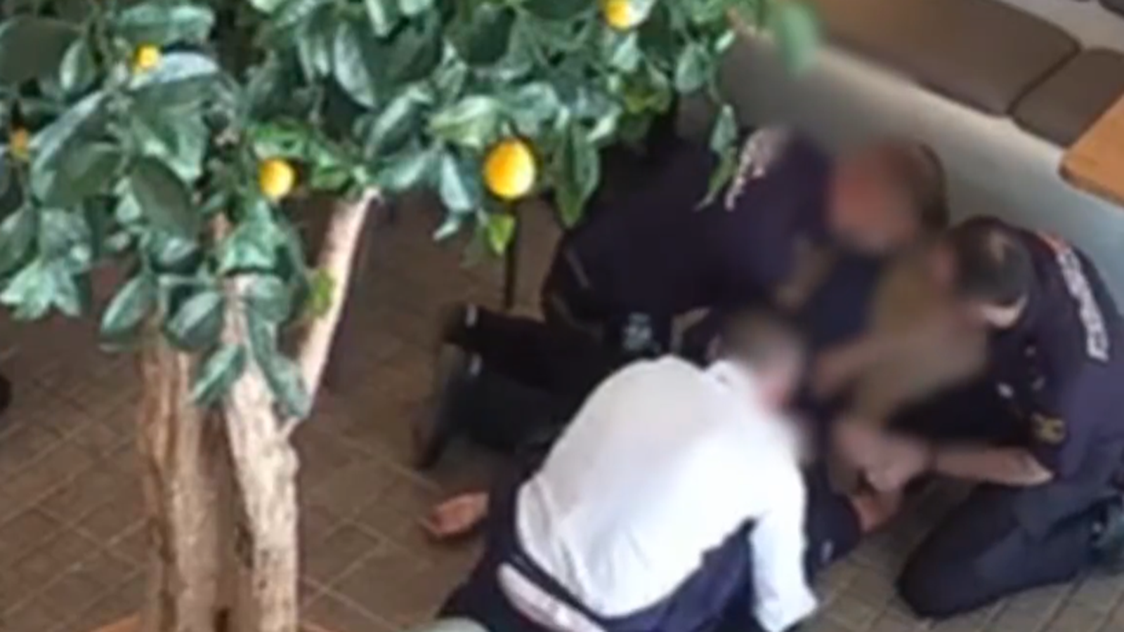 La Policia salva la vida d'una dona en parada cardiorespiratòria en un restaurant de València