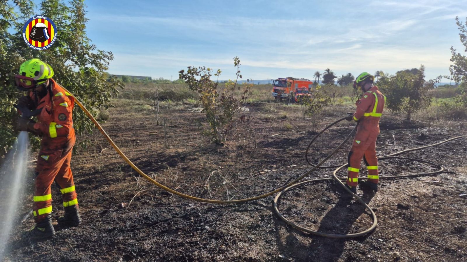 En imatge, les tasques d'extinció de l'incendi de Massalavés