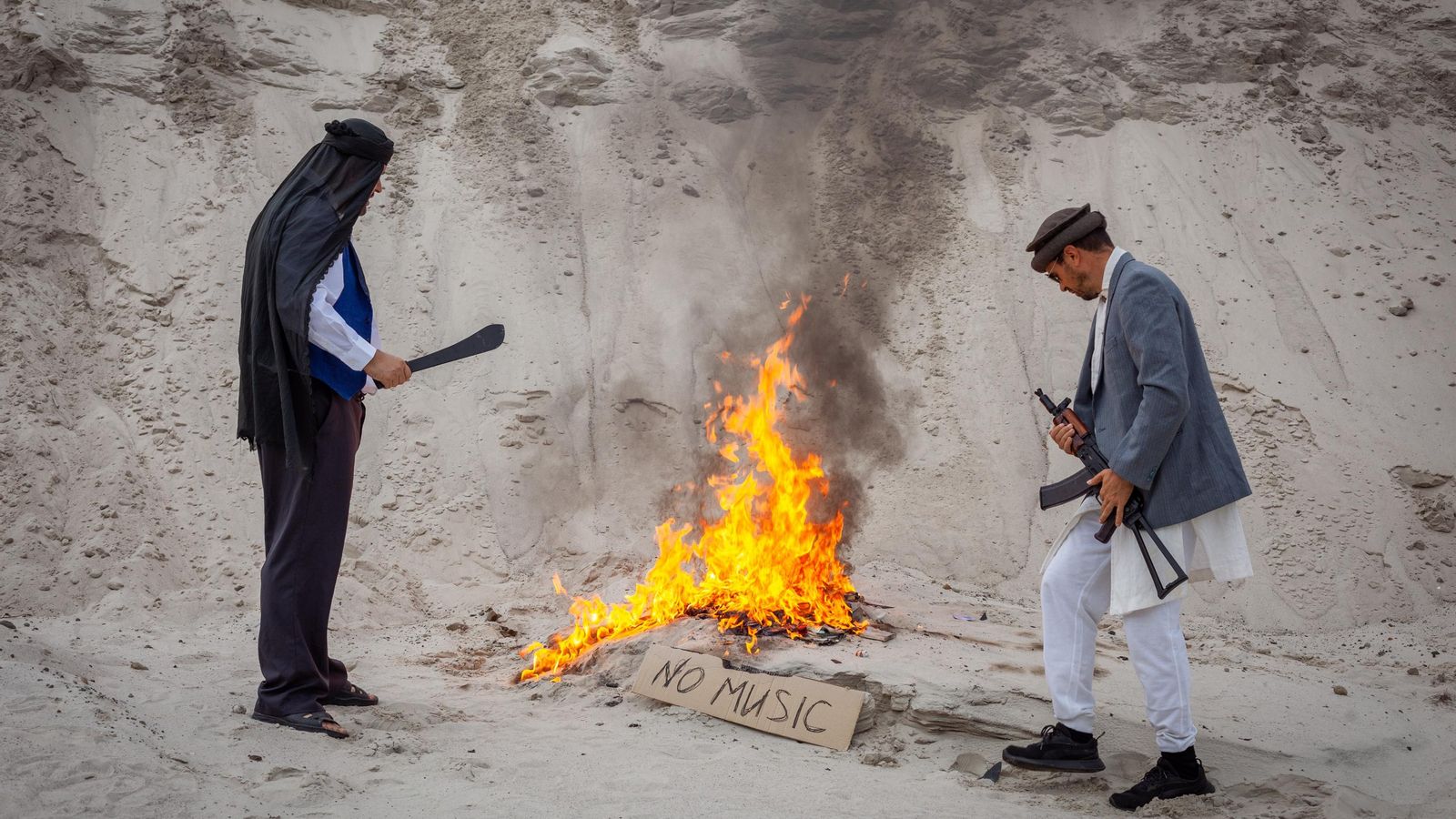 Els talibans destrueixen instruments i suports musicals