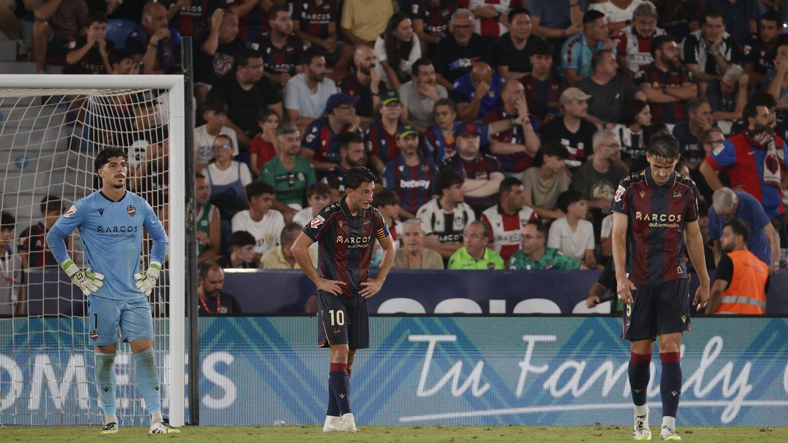 Els jugadors del Llevant es lamenten després del tercer gol del Barça