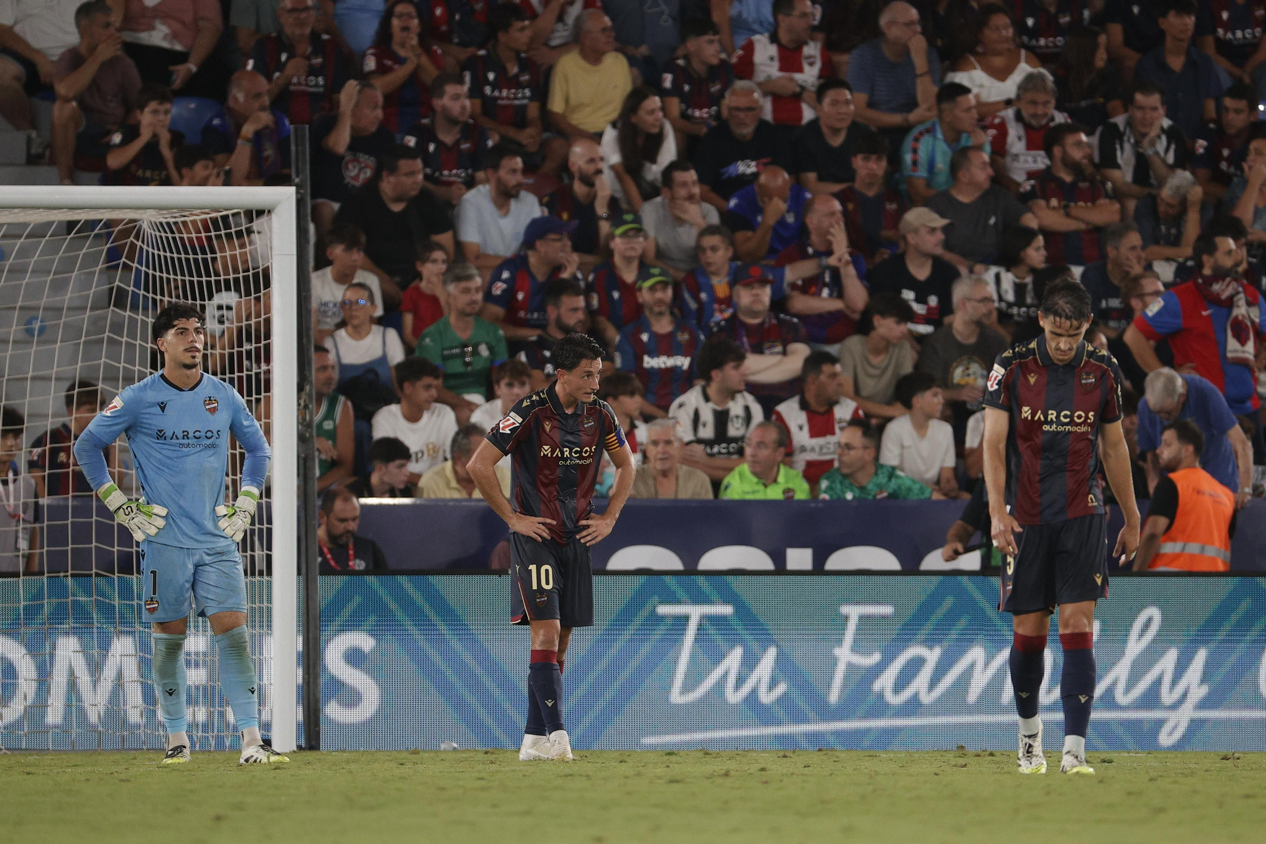 Els jugadors del Llevant es lamenten després del tercer gol del Barça Els jugadors del Llevant es lamenten després del tercer gol del Barça