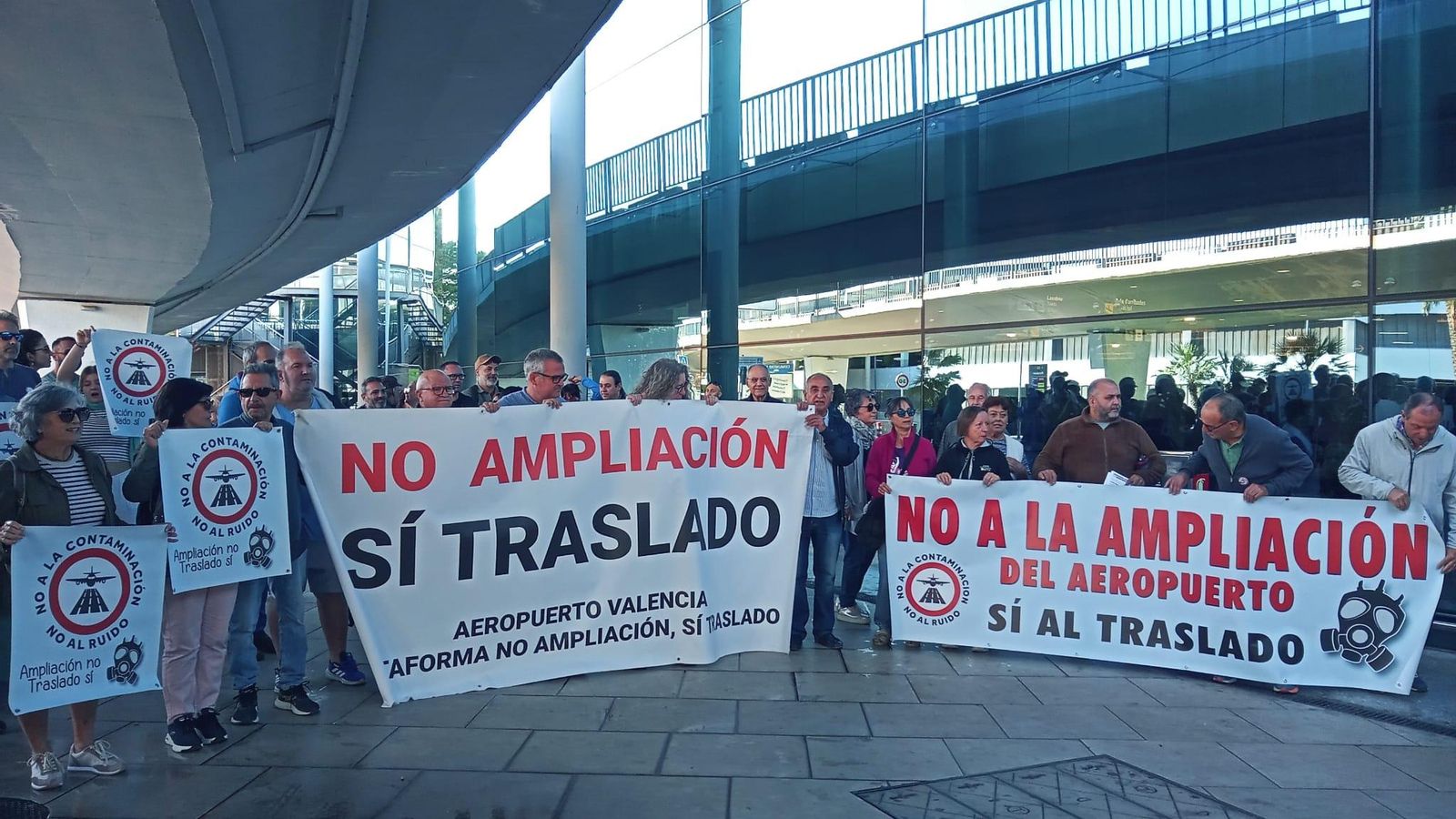 Manifestants a la porta d'arribades de l'Aeroport de Manises