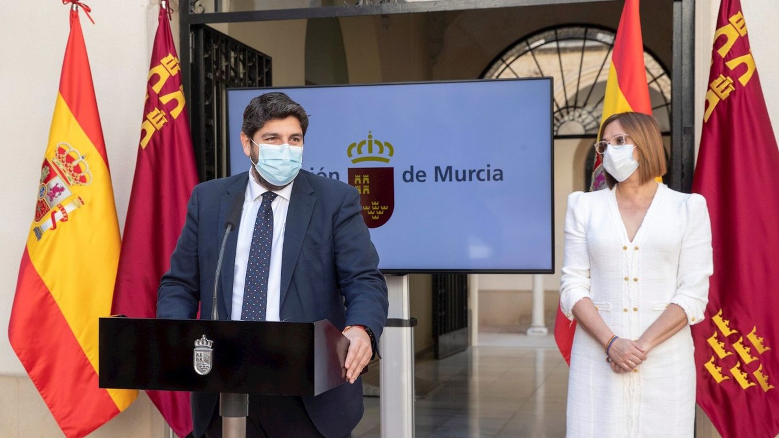 El president de Múrcia, Fernando López Miras, al costat de la vicepresidenta, Isabel Franco