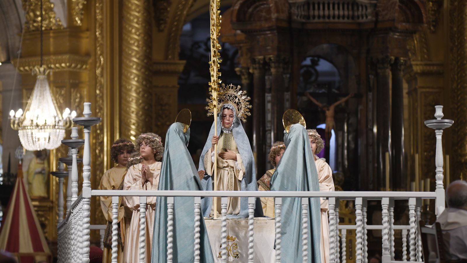 Xiquets actors representant el drama sacre-líric religiós El Misteri d'Elx