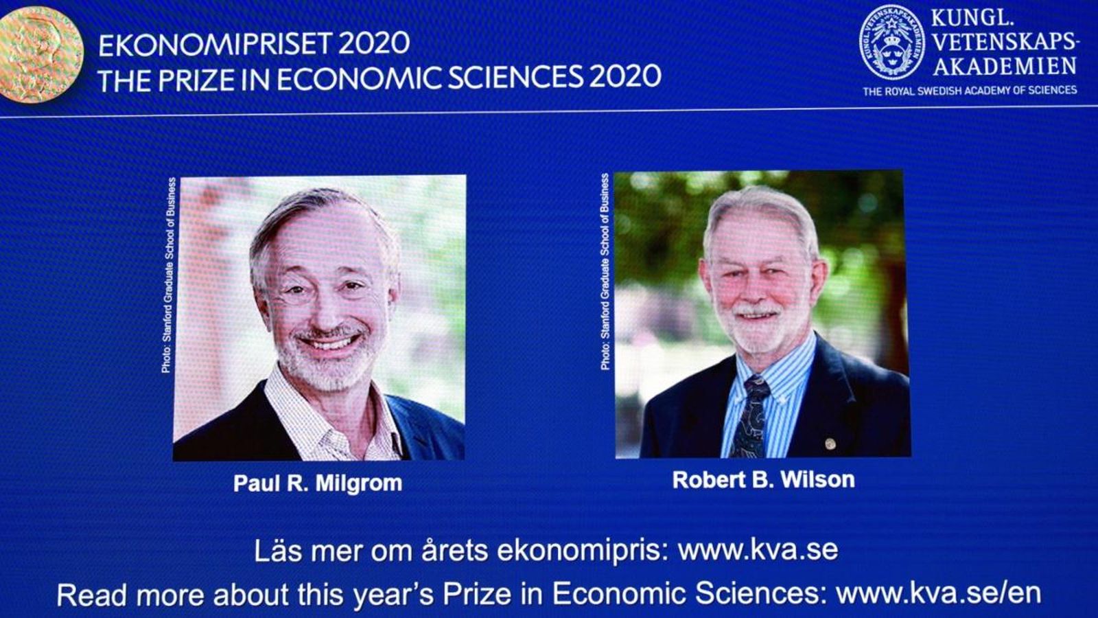 L'Acadèmia sueca anuncia en una pantalla el Nobel d'Economia per als economistes Paul Milgrom i Robert Wilson
