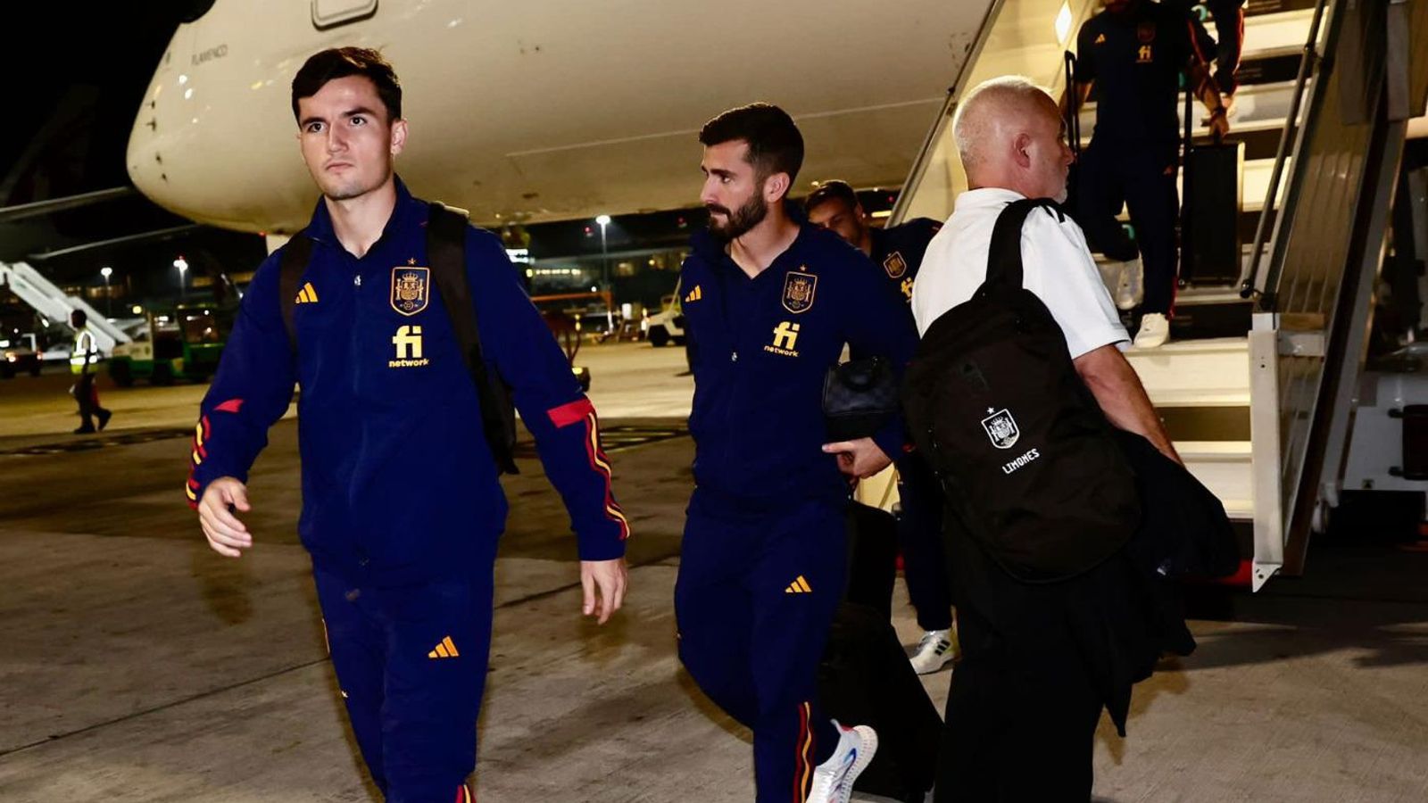 Els valencianistes Guillamón i Gayà, en l'arribada a Qatar Els valencianistes Guillamón i Gayà, en l'arribada a Qatar