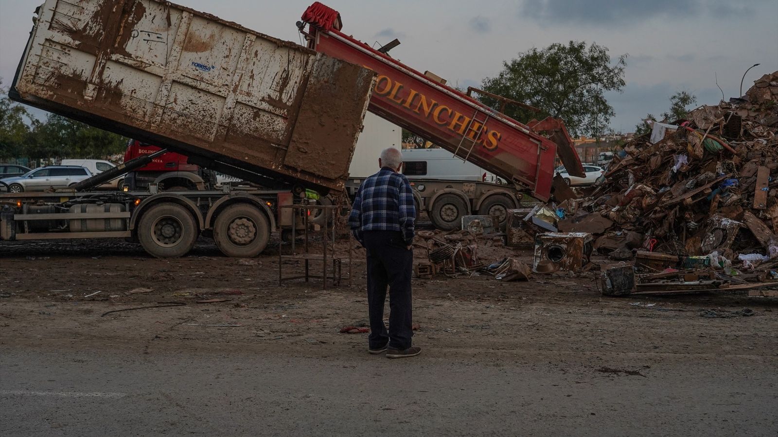 Un home observa els enderrocs deixats per la DANA a Aldaia (Horta Sud)