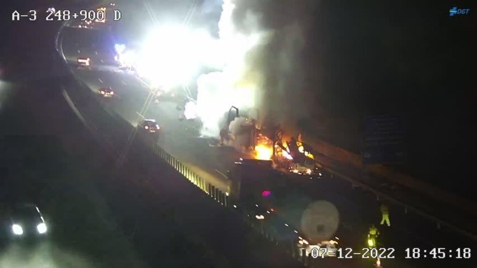 Imatge del moment de l'incendi a través de les càmeres de seguretat de la Direcció General de Trànsit