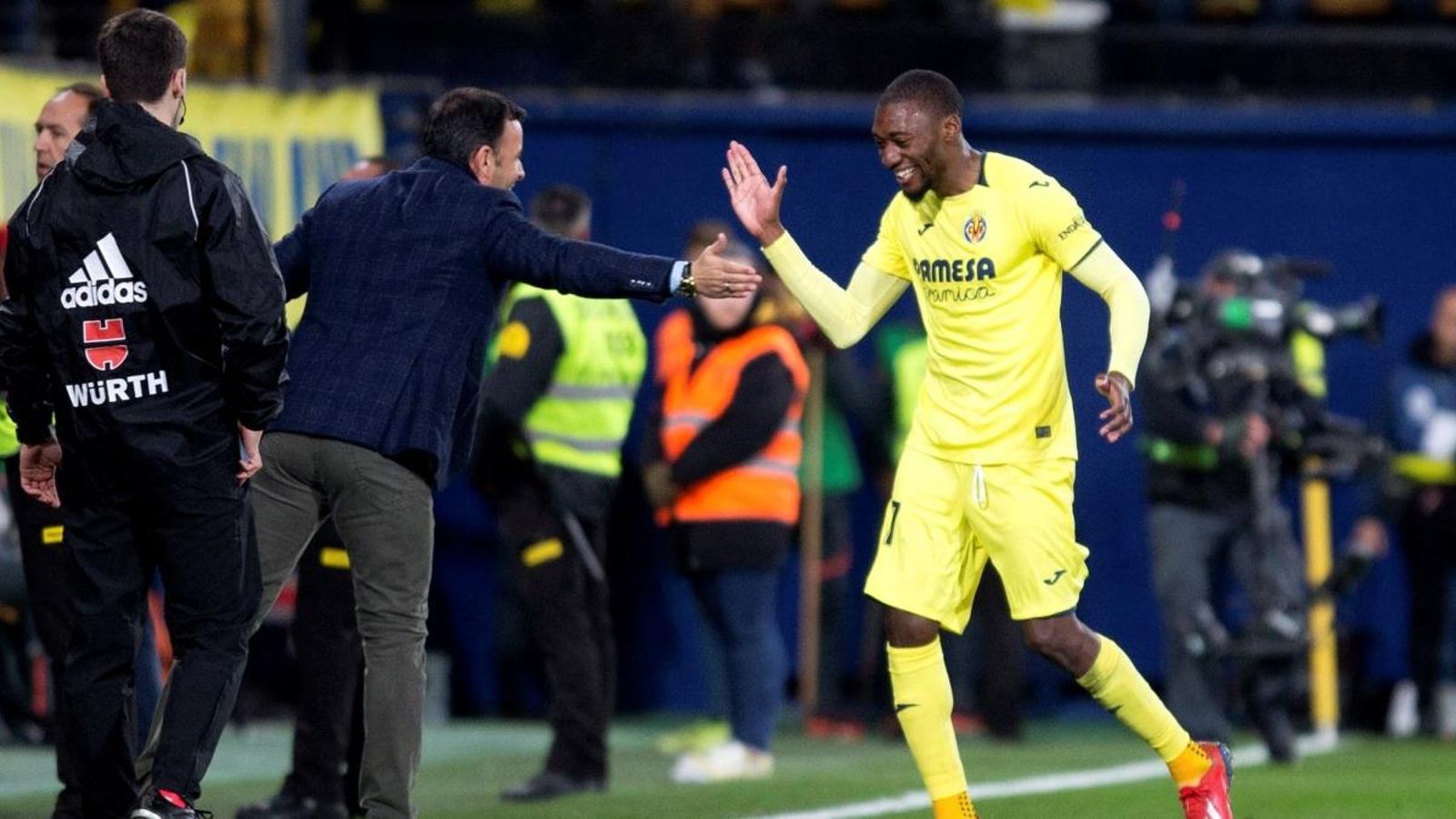 Toko Ekambi celebra amb Javi Calleja el segon gol al Sevilla