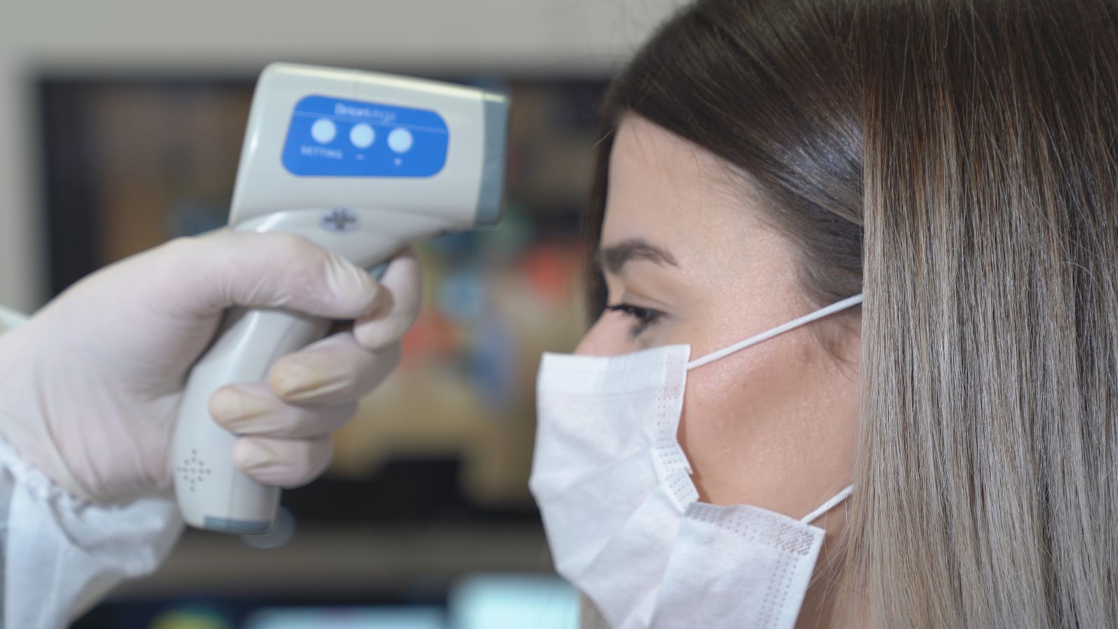 Presa de temperatura amb termòmetre d'infrarojos