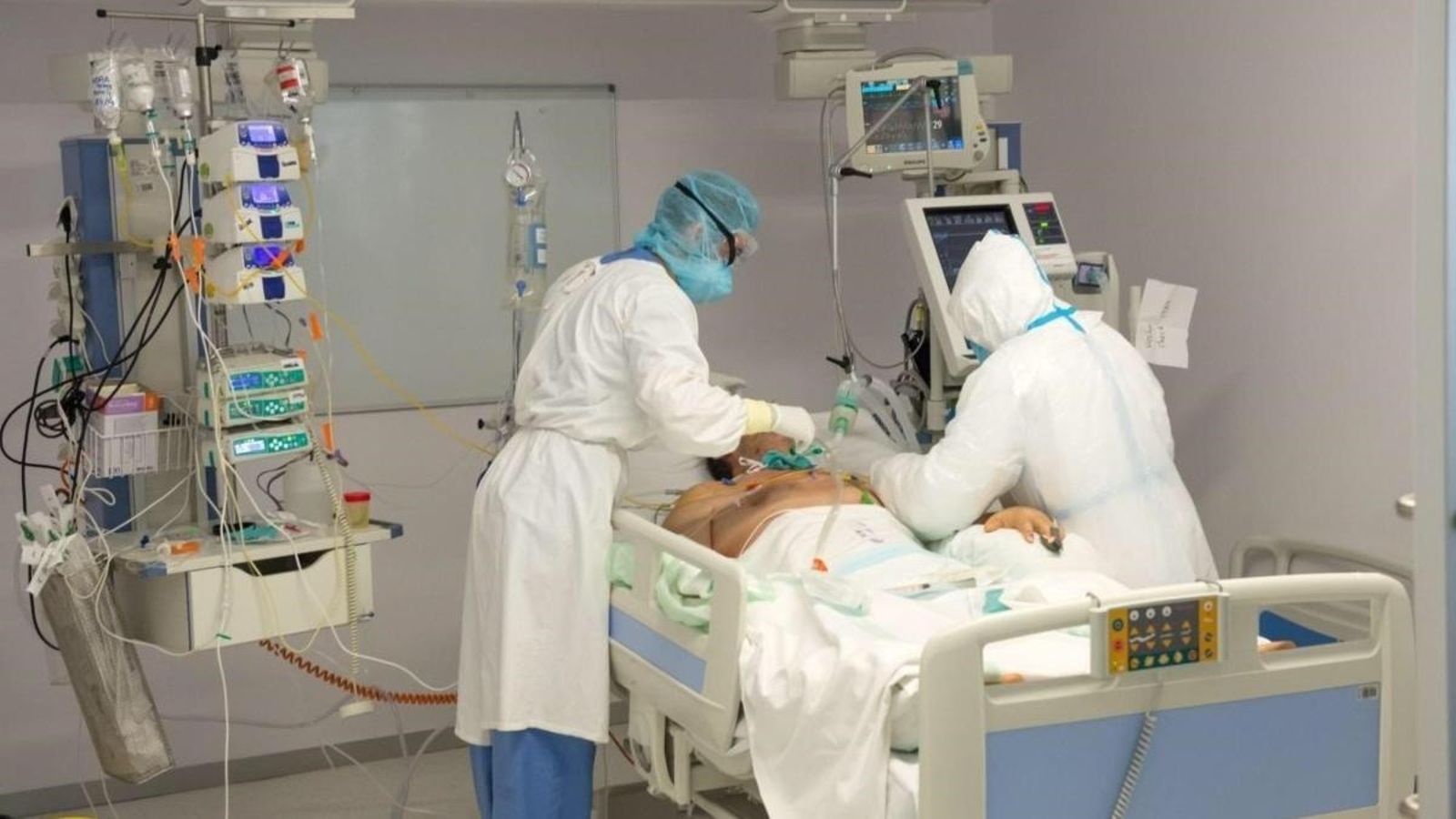 Atenció en una UCI en una imatge d'arxiu