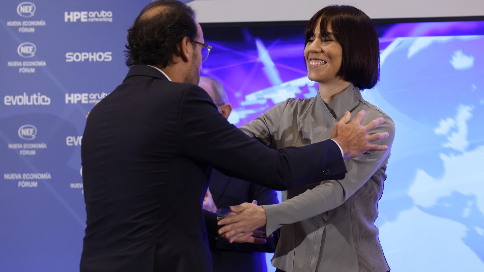 La ministra Diana Morant saluda al president executiu de PLD Space, Ezequiel Sánchez, a Madrid