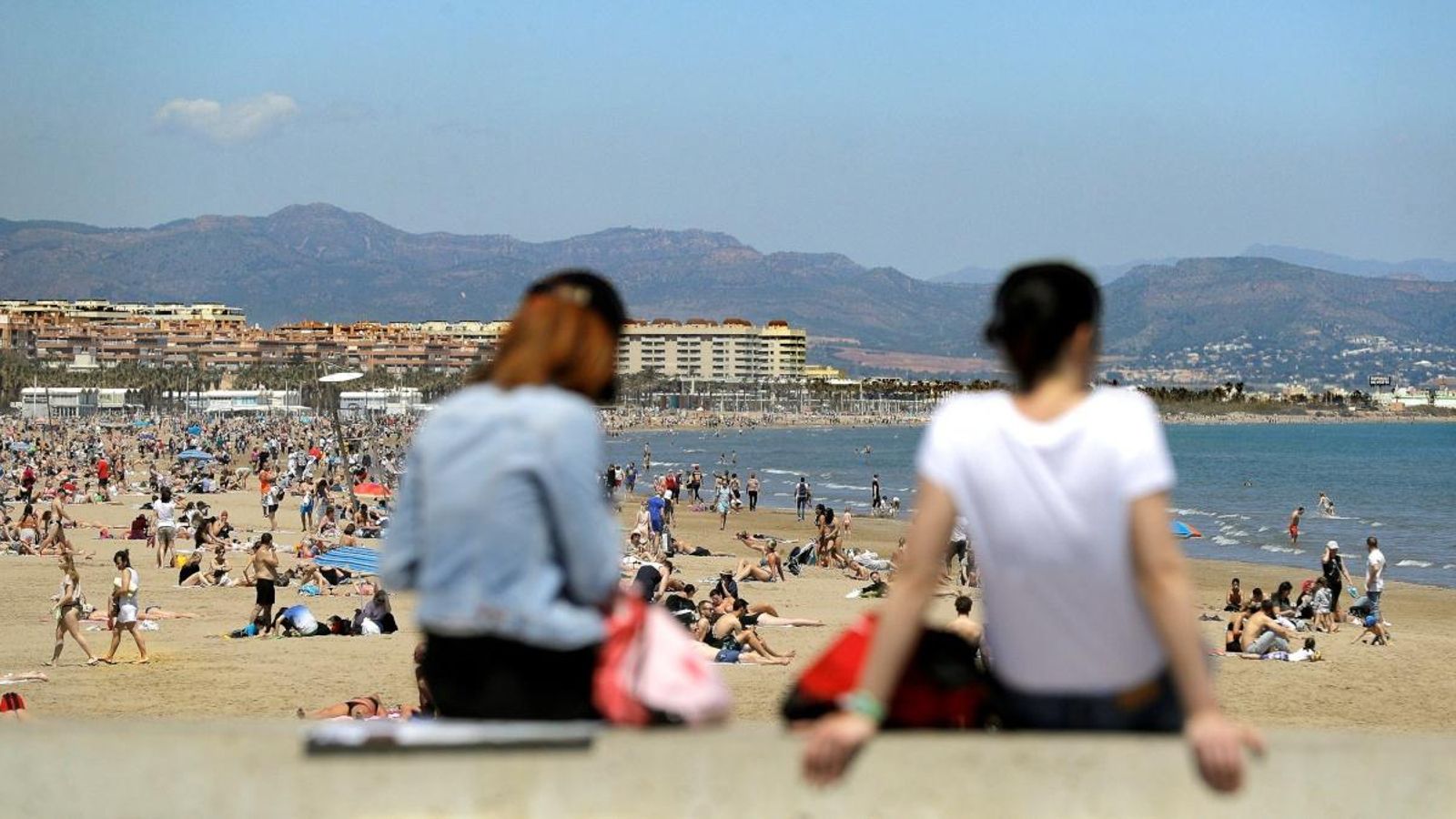 La platja de la Malva-rosa de València en Setmana Santa