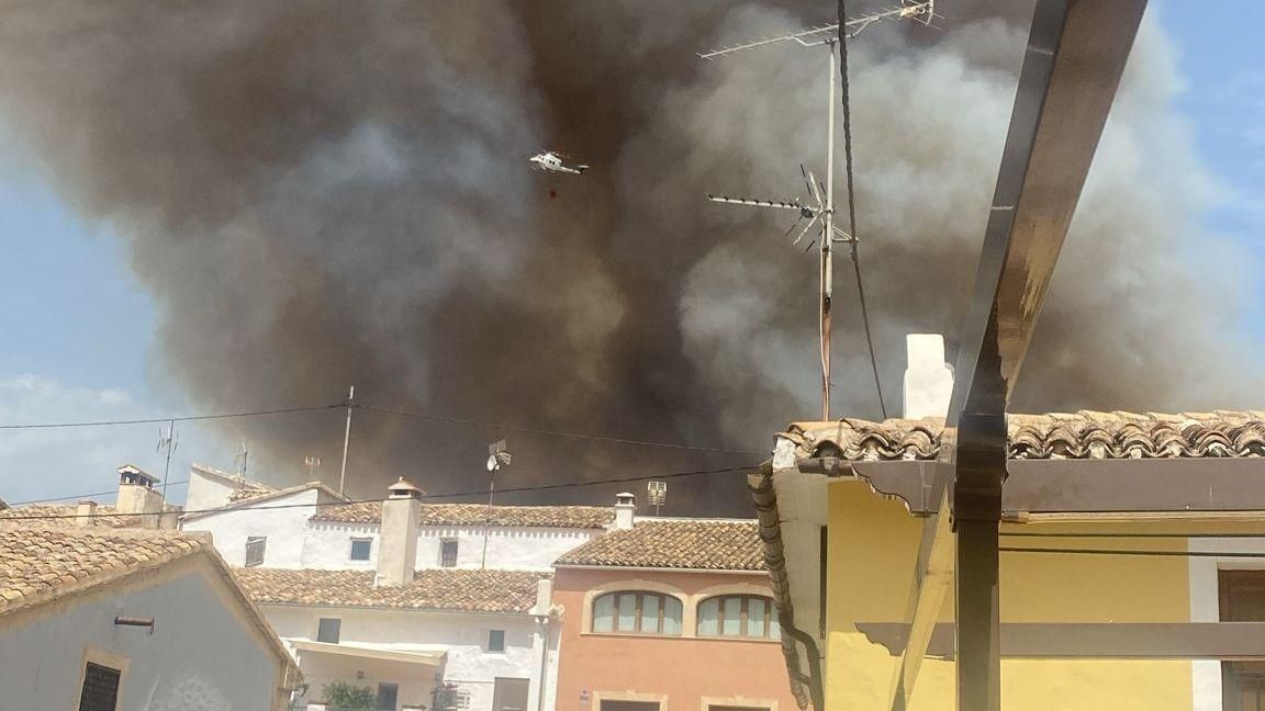Un helicòpter tracta de contindre les flames pròximes a Penàguila Un helicòpter tracta de contindre les flames pròximes a Penàguila