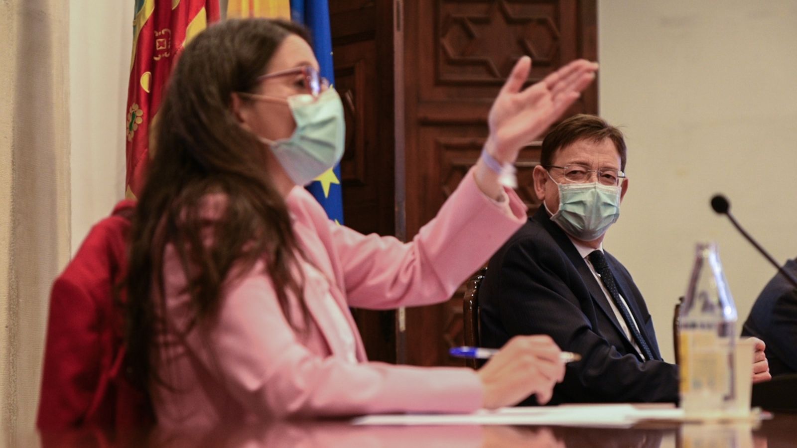 El president de la Generalitat Ximo Puig mira a la vicepresidenta Mónica Oltra en la passada reunió interdepartamental
