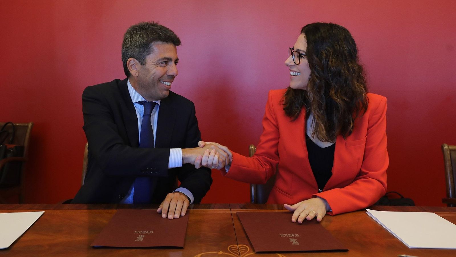 Carlos Mazón i Aitana Mas signen la declaració per a ampliar el pla Convivint en l'Edifici PROP d'Alacant