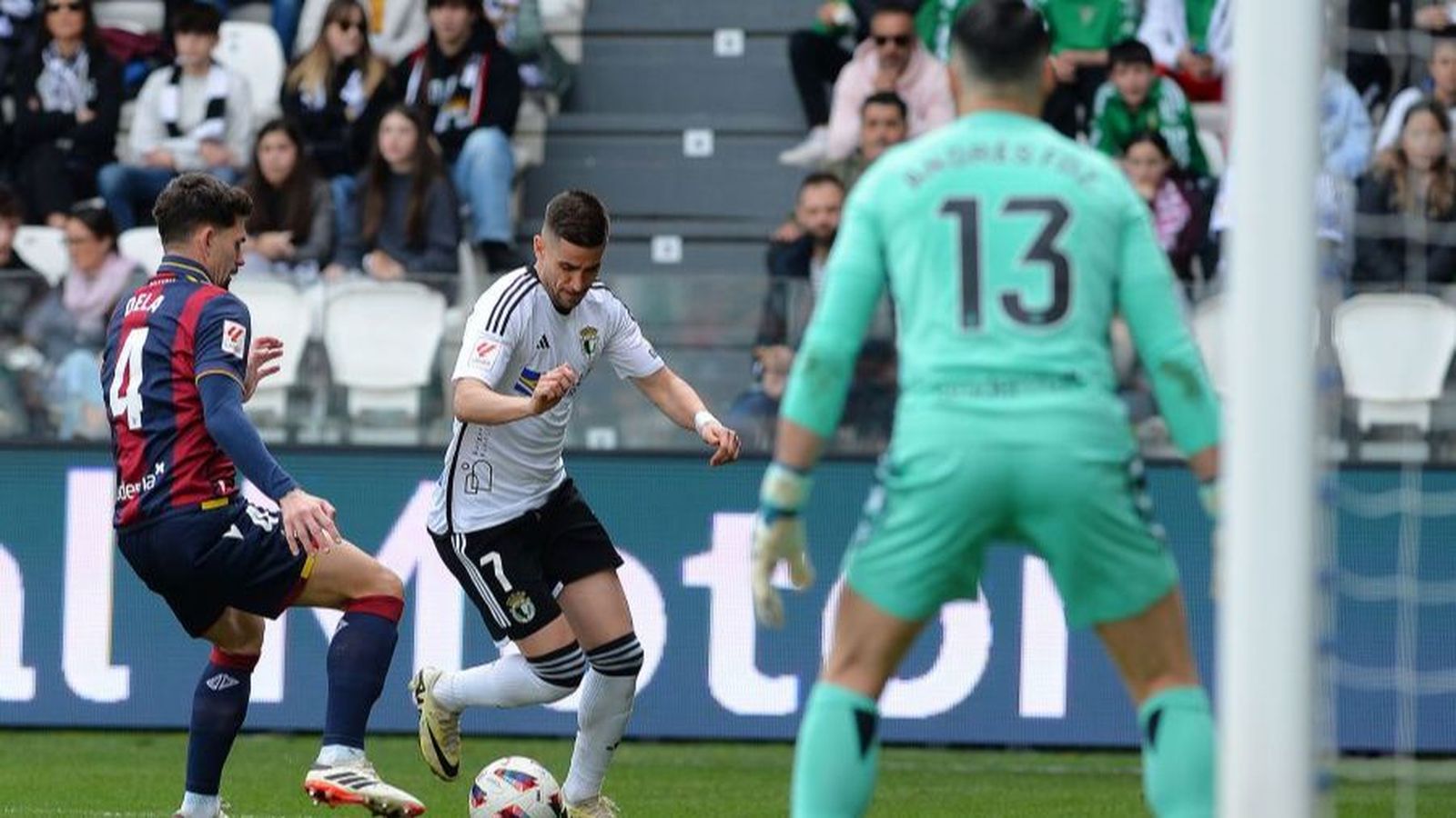 Andrés Fernández, en una acció del duel