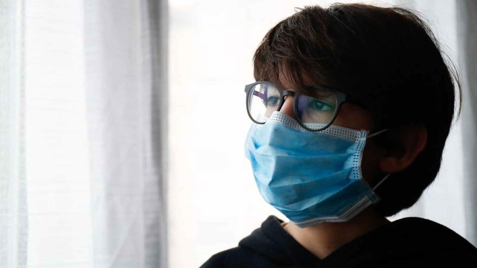 Un menor amb mascareta en una imatge d'arxiu