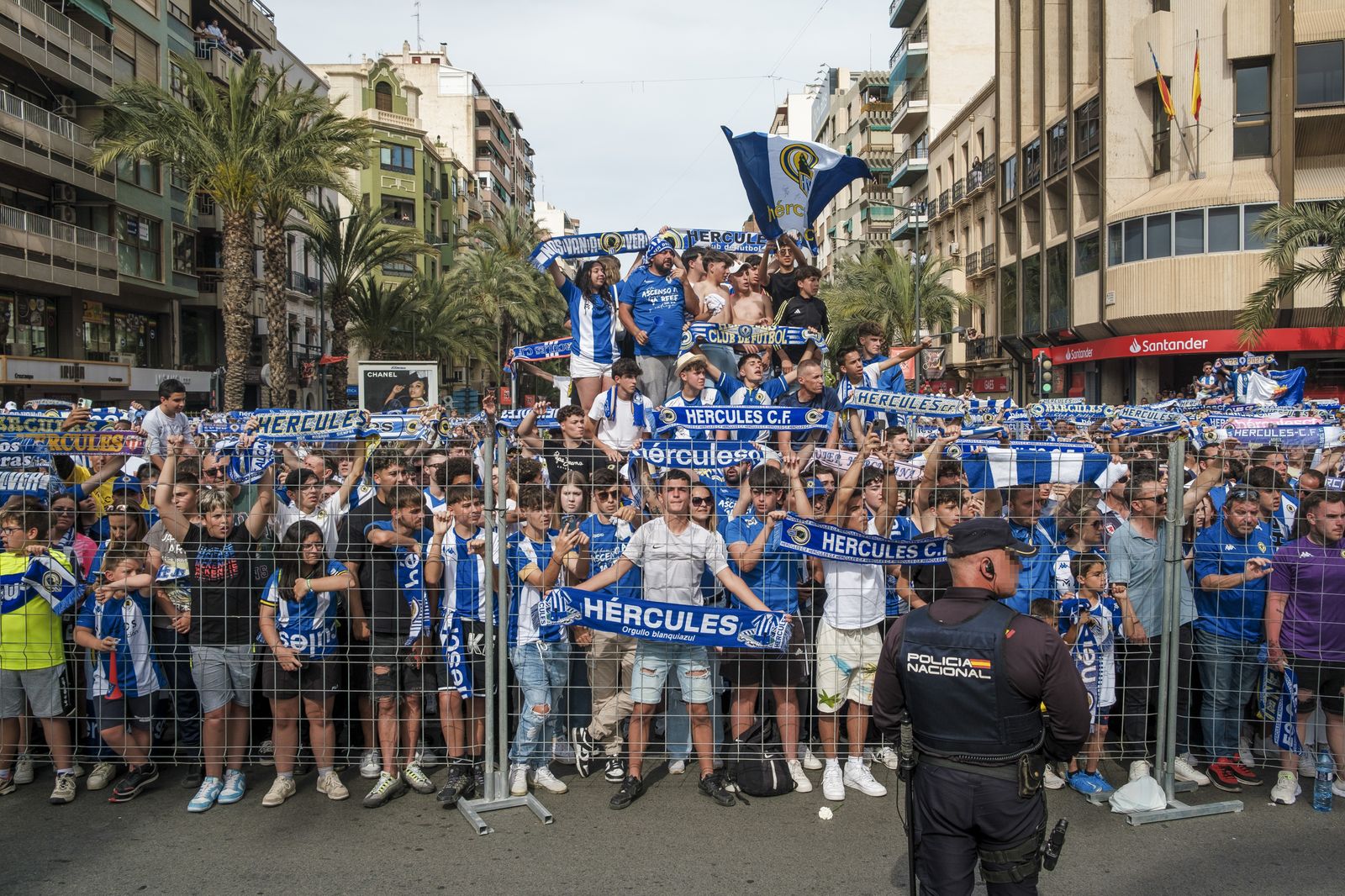 Vint mil aficionats celebren l'ascens de l'Hèrcules en la plaça dels Estels d'Alacant
