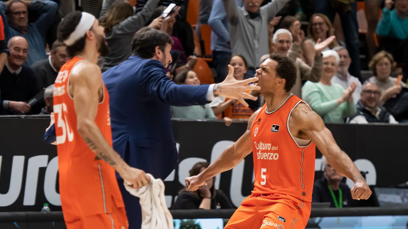 Justin Anderson celebra una acció amb Mumbrú