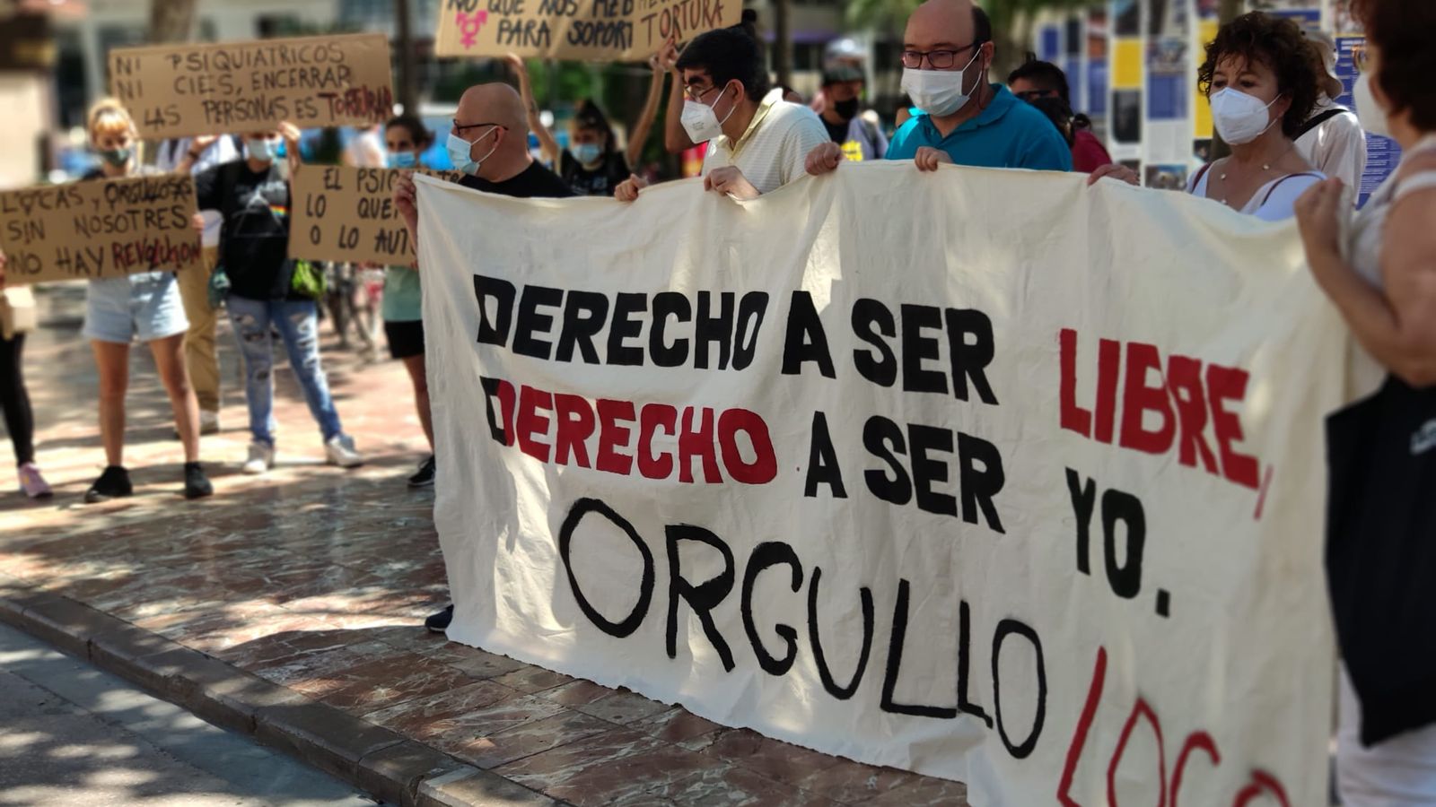 Concentració a la plaça de l'Ajuntament de València pel Dia de l'Orgull Boig