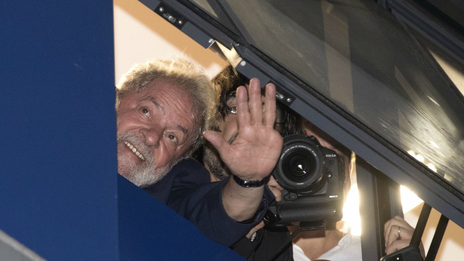 Lula da Silva saluda els seus seguidors després de complir-se el termini per a entregar-se a la policia