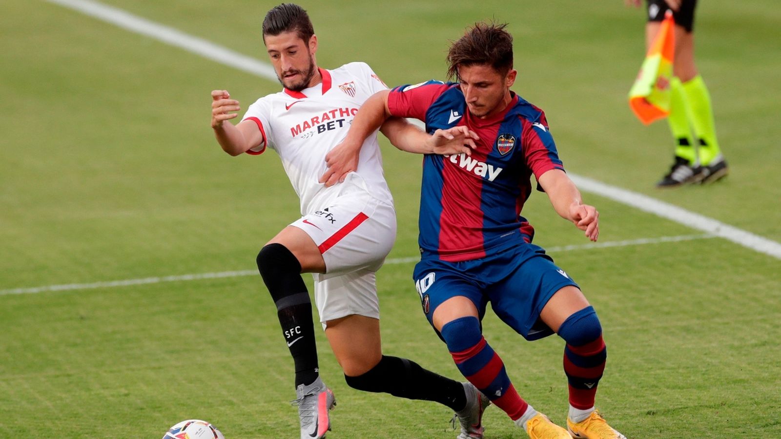 El migcampista Enis Bardhi durant el partit contra el Sevilla, dijous passat