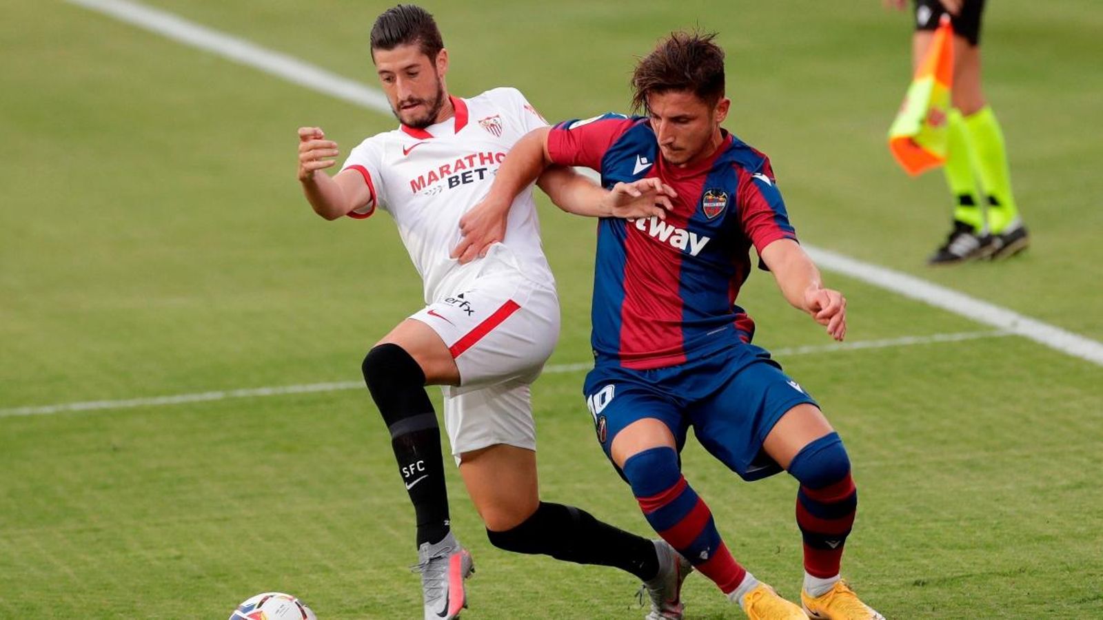 El migcampista Enis Bardhi durant el partit contra el Sevilla, dijous passat