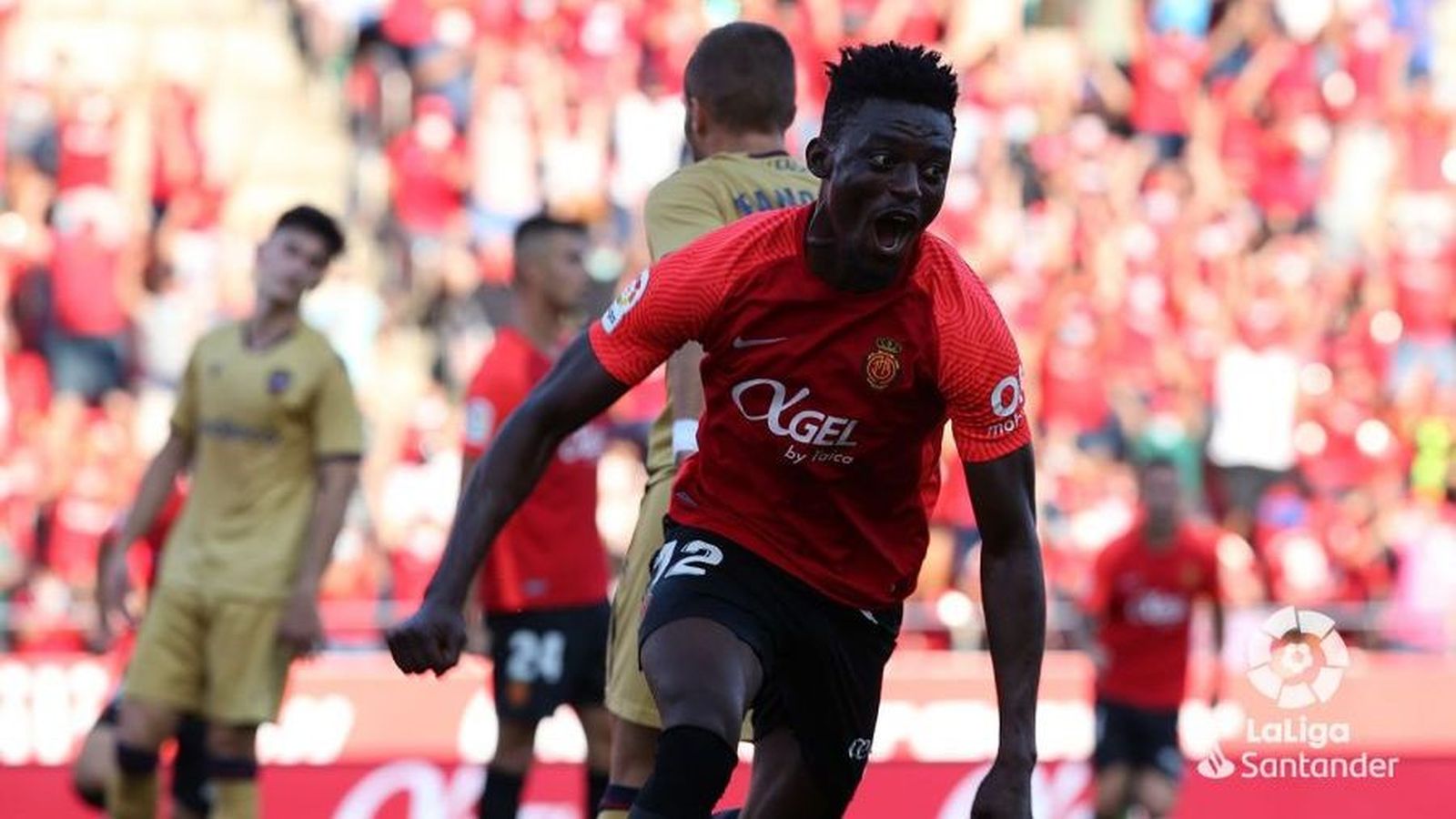 Baba celebra el gol davant la desesperació dels jugadors granota
