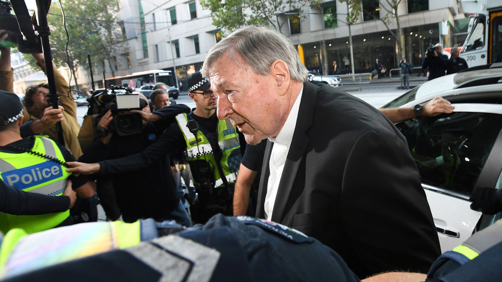 El cardenal australià George Pell, en arribar al tribunal de Melbourne, on li comunicaren que haurà d'anar a juí per diverses acusacions d'abús sexual