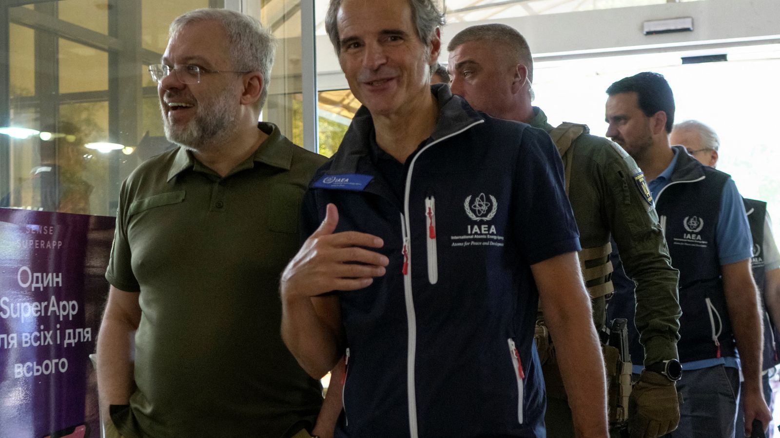 El director general de l'OIEA, Rafael Mariano Grossi, i el ministre d'Energia d'Ucraïna, German Galushchenko, de camí a la central nuclear de Zaporíjia